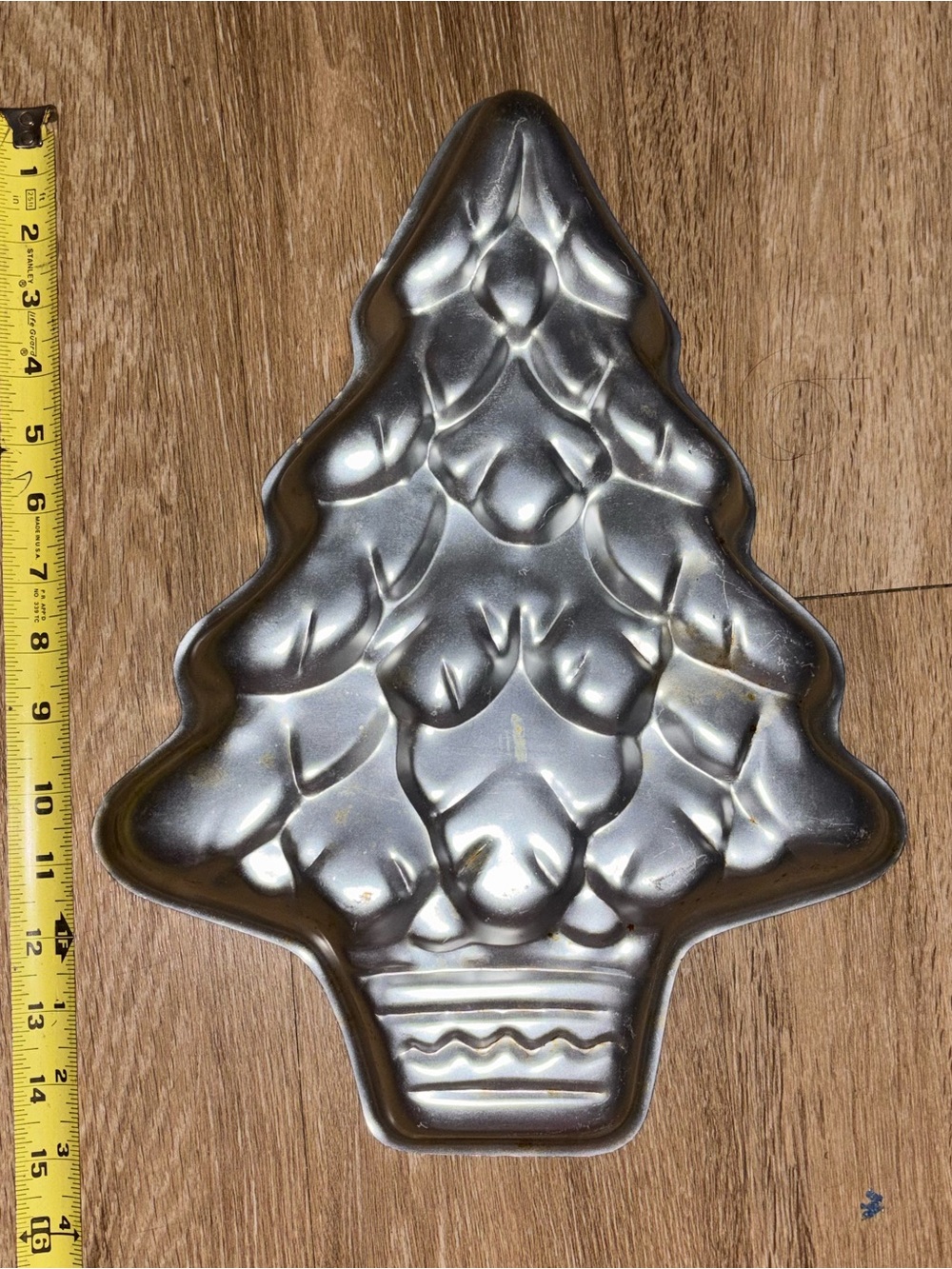 Vintage 15” Christmas Tree Cake Pan Aluminum Holiday Baking Mold Pinecone b74